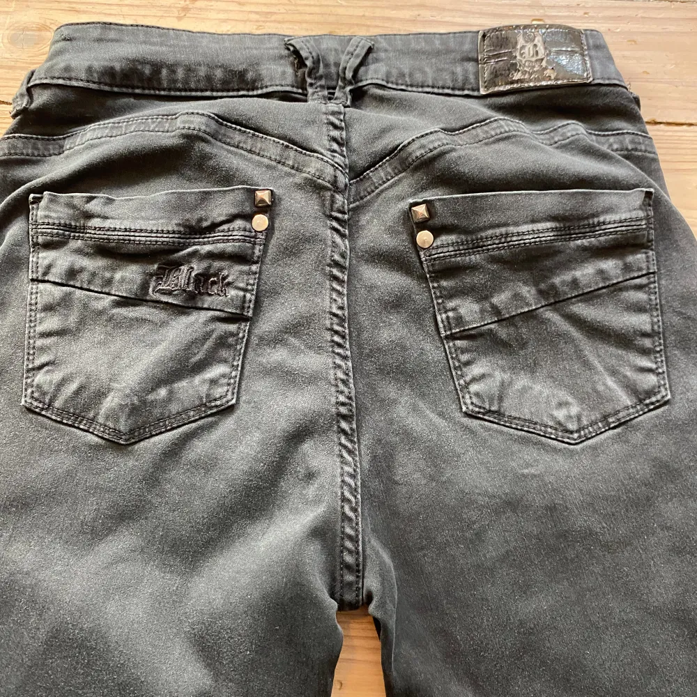 Jätte fina black jeans💯men inbroderi på fram fickan och bak fickan🤗storlek 28/32 men stretchiga material. Skriv vid minsta lilla fråga🤗. Jeans & Byxor.