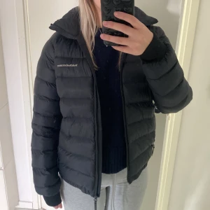 Peak performance jacka - Väldigt sparsamt använd så inprincip i nyskick, inga hål eller fläckar. I storlek 170 men de är som strl S
