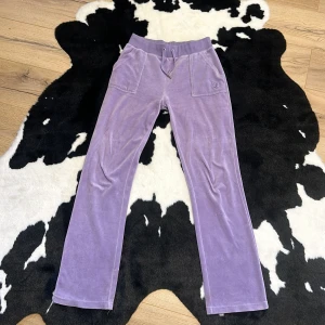 Juicy couture - Storlek M men passar mig jätte bra som har storlek S. De är i perfekt skick knappt använda och jag har tagit hand om de jätte bra. Hör av er för mer information🎀🩷 priset kan sänkas