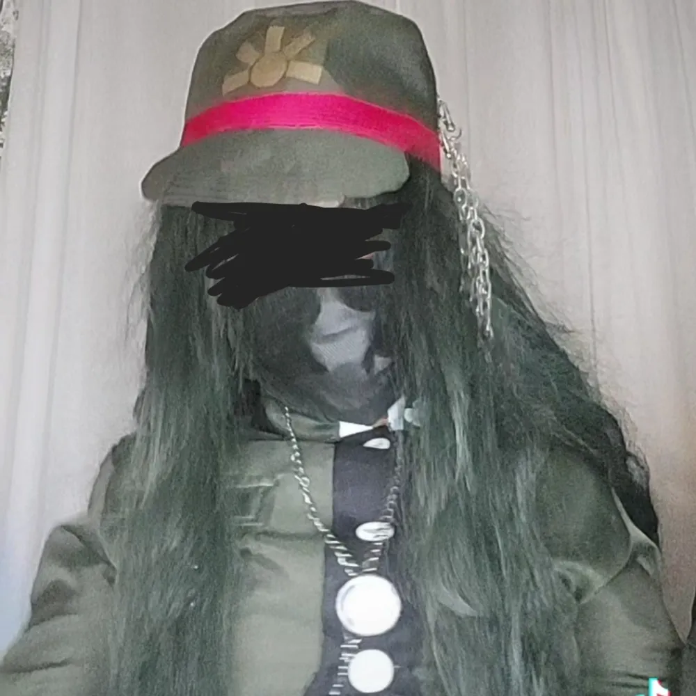 !!TRYCK EJ PÅ KÖP NU!! It has been used 4 times (one of those times at a con)It's modified to have a rose on the sleeve, a flower on the collar, and the sides of the green jacket black. Wig, armband, bandages not included. Bought for 768kr. Övrigt.