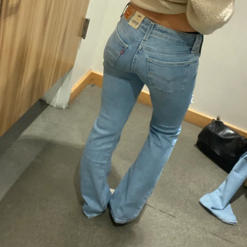 Säljer dessa super fina superlow bootcut jeans från Levi’s 💓 Tidigare par har lagts upp på min systers Plick. Jag säljer dessa som är helt identiska och helt oanvända med alla lappar kvar 💕Hör av dig för frågor,  om passform, mm.. ❤️(Jag är 164cm). Jeans & Byxor.