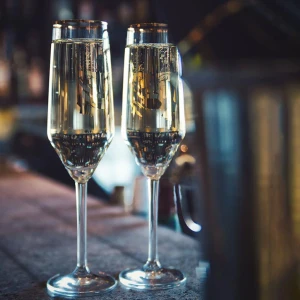 6 st Carolina Gynning Champagneglas  - Eleganta champagneglas med guldmotiv från Carolina Gynning.  Nypris: 300 st.  Pris för alla: 899 Pris/st: 170. Originalförpavkning finns. 