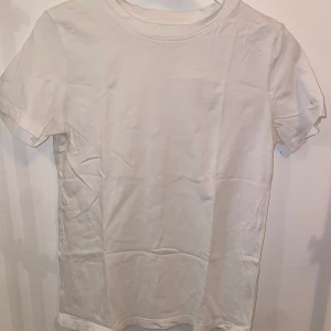 Vit t-shirt - Storlek: 146/152 (XS)