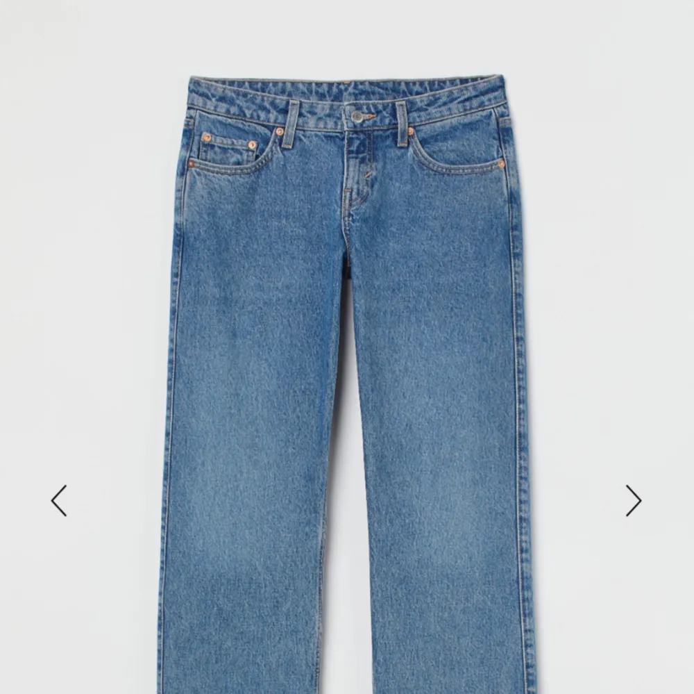 Snygga arrow lågmidjade jeans från weekday, lånad bild. Strl 24/32 eller XS. Använda men i gott skick. Säljer då de tyvärr är för små för mig. . Jeans & Byxor.