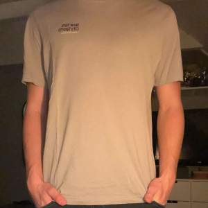 Snygg t-shirt från HM | Passa på att köpa | Inga defekter | frågor och funderingar tveka inte på att höra av dig | pris kan diskuteras vid snabb affär!