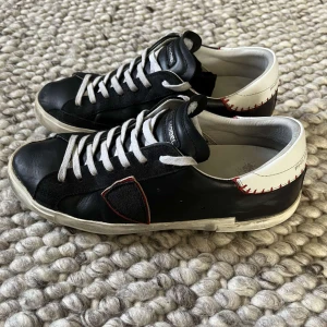 Philippe Model skor - Säljer sköna Philippe Model skor i svart färg med sköna detaljer. Box och kvitto finns även. Skorna är i 9/10 skick | Nypris: 3800 | Mitt pris: 1799