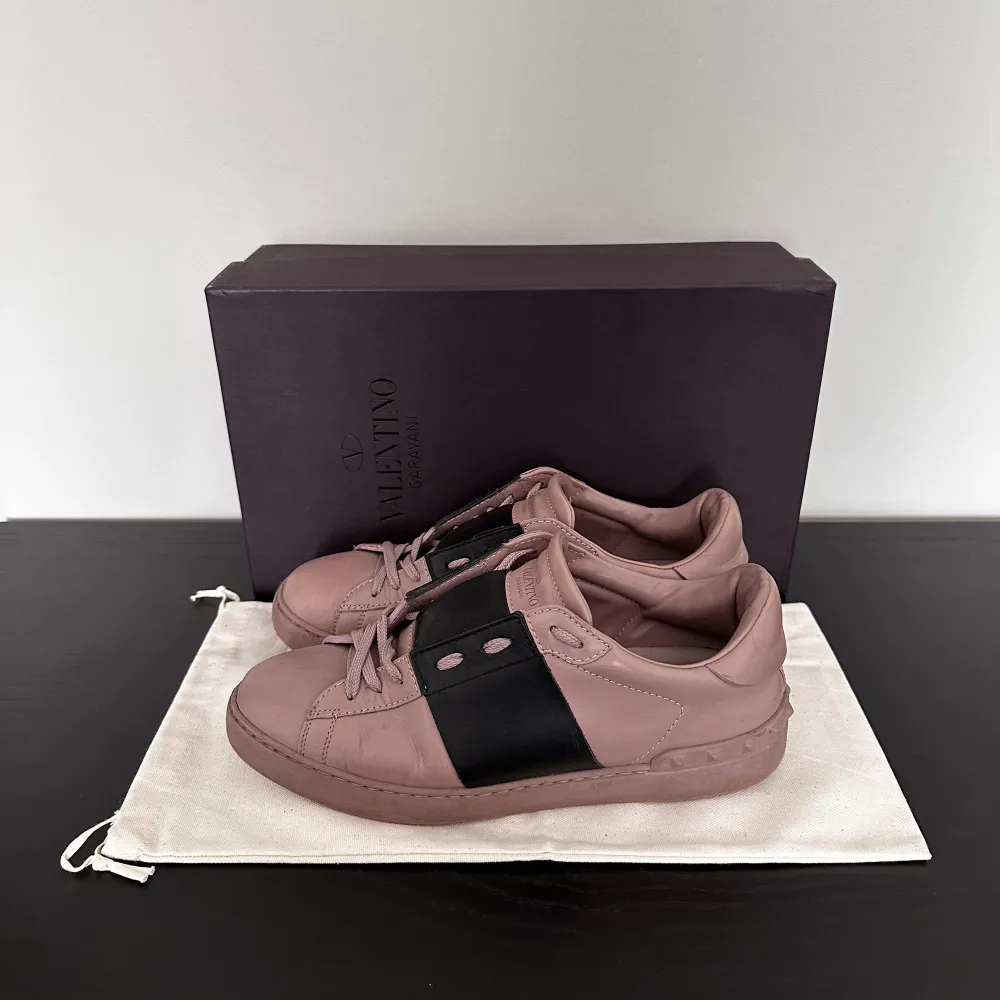 Tjena! Säljer dessa Valentino skorna i en sällsynt färg. Skorna är i ett extremt bra skick, inga defekter! Storlek 42, men passar 42-43. Endast skorna tillkommer vid köp. Fraktar eller möts upp i Örgryte⚓️. Skor.