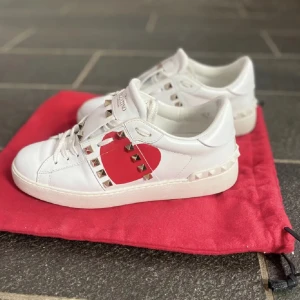 Valentinoskor nyskick  - Säljer mina valentinoskor då dem inte används så mycket längre. Köpta här på Plick och använda max 5 ggr. Nypris ca 8000kr