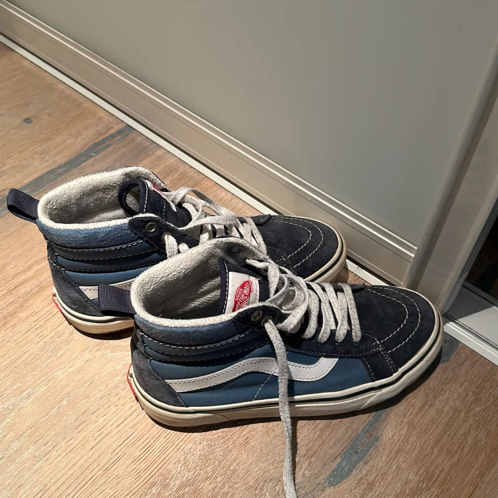 Ett par Vans sneakers i blå och de är fodrade inuti så passar perfekt till hösten/vintern. De tål regn och snö står det i skon och sulan är även lite högre. Storlek 38 men passar även 39, dom jag vanligtvis har!🤩. Skor.