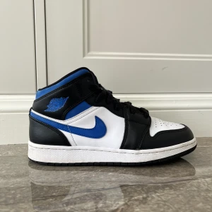 Air Jordan 1 Mid - Säljer mina Jordan 1:or storlek 40. Jag har bara använt de några gånger och de är i bra skick. Ena toppen av skosnöret har tappat plasten men allt annat är nästan som nytt. Ordinarie pris är ca. 2500kr