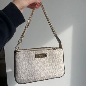 Michael kors väska  - Säljer denna fina Michael kors väskan, den är i bra skick inga skador på den!