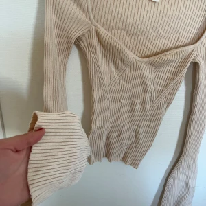 Tröja - En fin tunnt stickad tröja från hm, inte använd alls, i toppskick!! 💞💞😍
