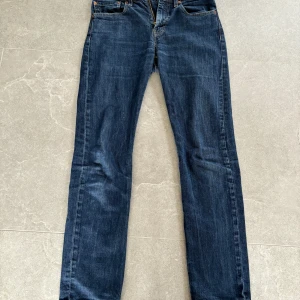 Levis 502 Jeans - Levis 502, tapered blåa Jeans i relativt bra skick, knapphålet börjar gå sönder och finns ett par prickar. Modellen på bilden är 184 och 66kg. Pris inte fast. 
