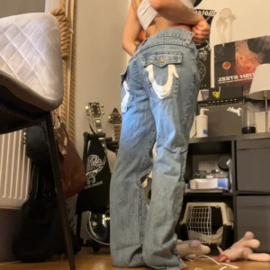 True Religion Jeans - Intressekoll på dessa slutsålda true religion jeans. Använda ett få tal ggr och inköpta för 1900kr. snygg passform och skulle rekomendera att man e längre än 160 cm om man inte pallar du upp dem