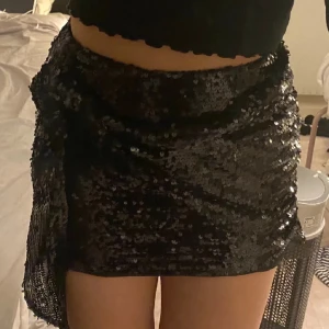 Kjol - Superfin glitterkjol från Nellyxglamorous i nyskick, säljer då den är för liten