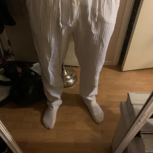 Lindbergh linnebyxor - Säljer dessa stilrena och snygga linnebyxor perfekt nu till sommaren från lindbergh i vit Byxorna är som nya och har inga defekter alls  Byxorna är i storlek xxl men sitter som m/L Nypris 899 mitt pris 369kr Hör gärna av er vid frågor och funderingar