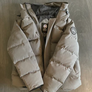 Canada Goose - FÖRST TILL KVARN!!  Säljer min Canada Goose som köptes innan vintern. Modellen heter McMillian Parks Black Badge och kostar 14,000kr ny. Kvitto finns självklart om modellen är storlek L. Pris ej hugget i sten. Svarar snabbt