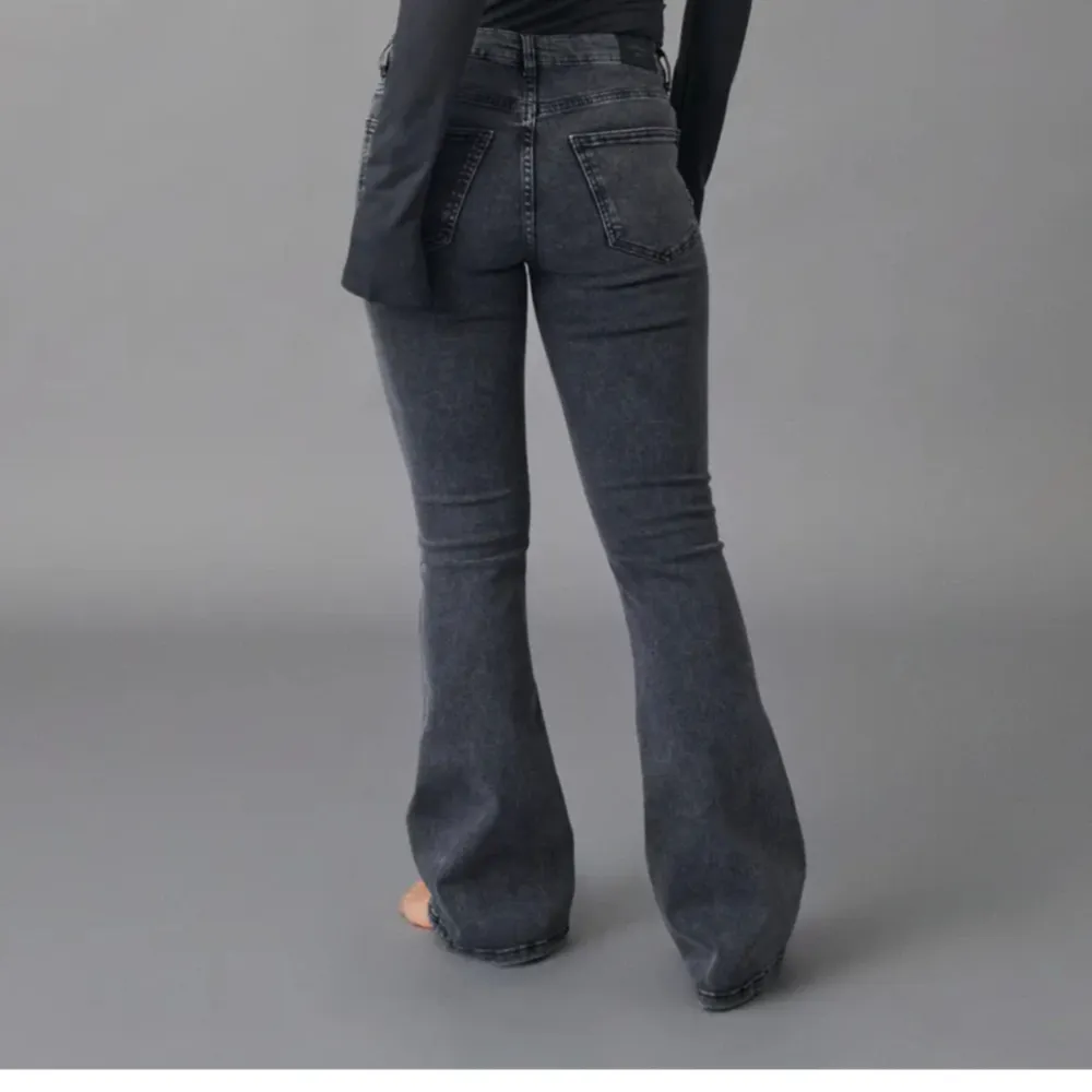 Supertrendiga low waist bootcut jeans från Gina tricot i storlek 34. Gott skick och inga defekter, köpta för 500kr💗. Jeans & Byxor.