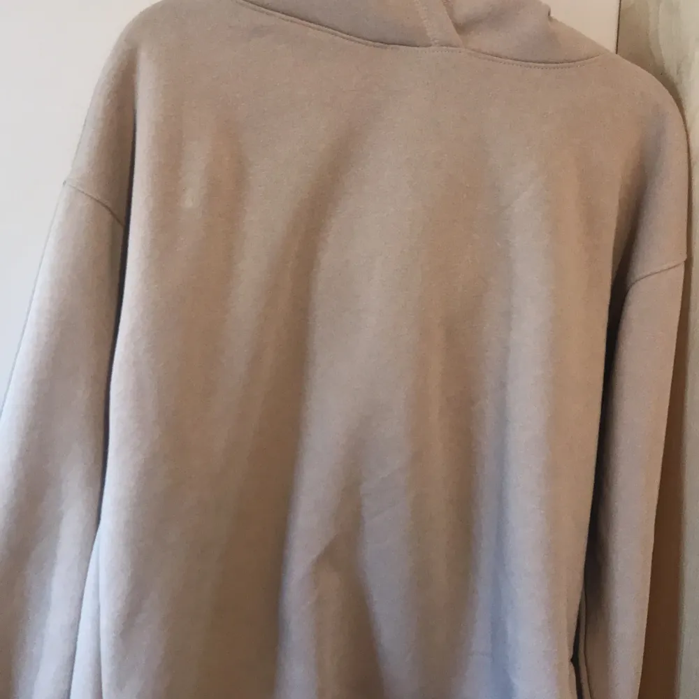 En beige lång hoodie med luva. Aldrig använd. Från lager 157. Storlek XS-S. . Hoodies.