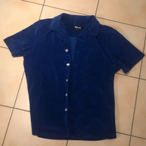 Frotté tröja - Snygg och skön frotté tröja i blå färg. Säljer för den ej kommer till användning. Nypris runt 1500. Köp sker via ”köp nu” funktionen :) 