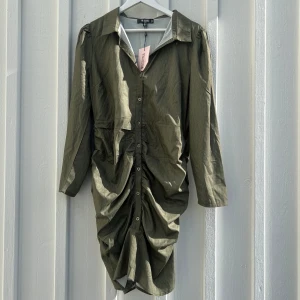 Klänning - Jättefin klänning som kan användas till vardag och fest, aldrig använd med lappar kvar🦋