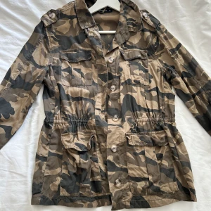 Jacka - Tunnare material Bra skick! Kom med prisförslag 🥰