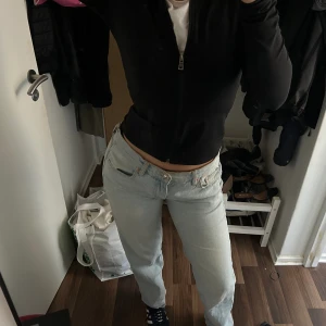 Lågmidajade jeans  - Säljer mina lågmidjade jeans från Gina tricot, dem är raka i modellen och är storlek 38. 