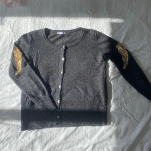 Söt kofta - Söt kofta med vingar på baksidan. Står ingen storlek men hade sagt passar 34 :) skriv dm för frågor eller mer bilder