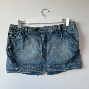 Minikjol levis - Lågmidjad kort jeanskjol från levis. Midja: 41 cm rakt över Längd:30 cm