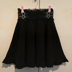 Rojita kjol - Jirai Kei kjol från den japanska märket rojita! I nyskick! Passar XS bäst. Midja uppskattas passa  60-64 cm bäst, dock har den stretch. 