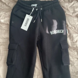 Hoodrich byxor - Helt nya Hoodrich byxor, aldrig använda. Lapp finns kvar. Skriv frågor vid funderingar!