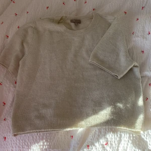 Hm stickad t-shirt - Säljer nu min fina stickade t-shirt från hm! Den är i storlek L, men passar mig som har runt XS-M. Säljer pga att den inte kommer till användning längre. Använd ett fåtal gånger och är i fint skick. Tröjan är dock lite nopprig men inget man tänker på