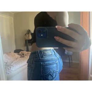 Miss me jeans - Köpte dessa miss me jeans på plick, men de är tyvärr för långa på mig. Sista bilden är lånad!! Endast använda en gång utav mig. Hör gärna av dig vid mått/frågor/intresse! Postar eller möts upp i Stockholm. Skriv om du vill köpa!💕