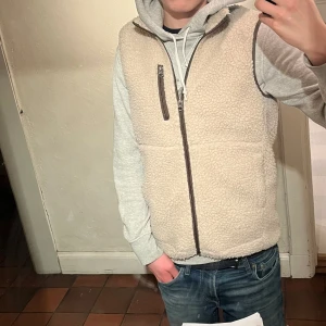 Fleeceväst - Säljer nu trendig fleeceväst från muji köpt i Paris. Strl xs men passar betydligt större. Modellen är 183