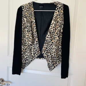 Reserved kostym kofta - Reserved blazer kofta aldrig använd. Jättefint material strl 34. Kostym material på armarna