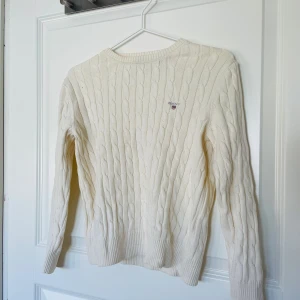 GANT tröja - Stickad GANT tröja. Använt några ggr men varit oanvänd i några år upphängd. Strl 146-152 Köpt i GANT butik ordinarie pris 1 400