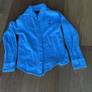 Polo Junior Tröja - Mycket bra skick men för liten för mig. Storleken är 8 år men krympt lite. Tveka inte att höra av dig vid mer bilder eller information.