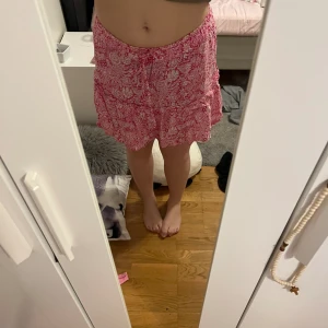 Kjol från zara  - Fin rosa kjol med shorts under och snörning i midjan i gott skick 