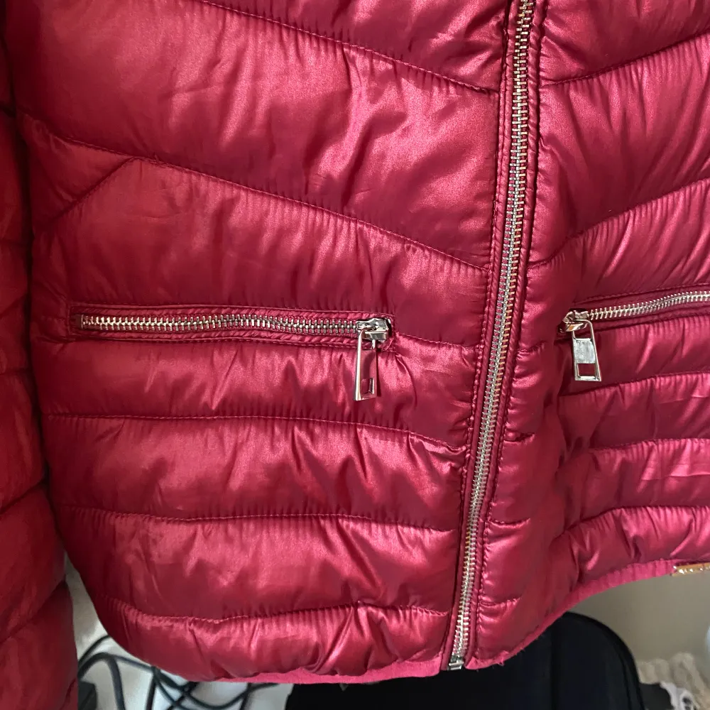 Säljer en jätte fin röd jacka, perfekt nu till våren för 150 kr+frakt💕💕💕. Jackor.