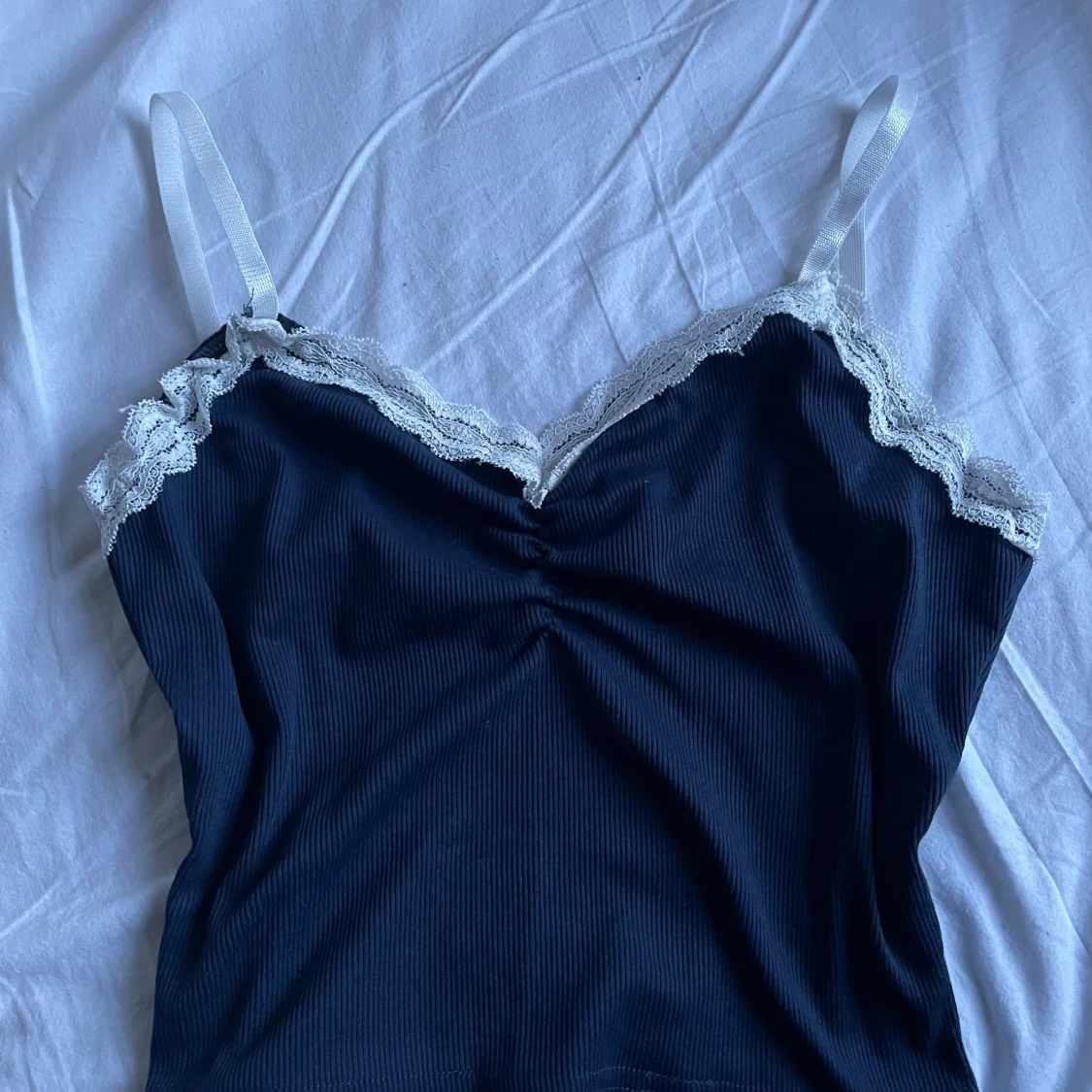 Marinblå spetslinne 