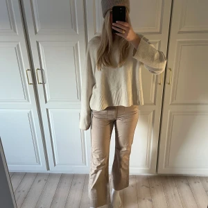 Beiga Jeans CW - Säljer dessa beiga jeans från Carin Wester. Så snygg färg och sitter som en smäck! Kommer inte till användning då jag tycker de är lite korta på mig som är 177💕 Storlek: 36, men passar även 38/40