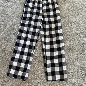Pyjamasbyxor  - Fina pyjamasbyxor från shein, dom har tyvärr blivit för korta. Fler bilder skickas vid intresse!🤗 (priset är + frakt)