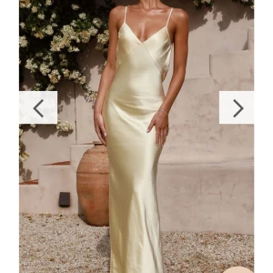 Gul Maxiklänning - Helt oanvänd med prislapp kvar, köpte av en annan här på plick men passade tyvärr inte på mig. Skriv för fler bilder💖