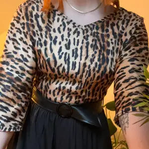 Vintage klänning i leopardmönster ihopsatt med en svart kjol. Storlek 14/40? Jag har ofta storlek 36/38 på klänningar och den sitter pyttelite stort i axlarna, annars jättebra! 