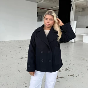 Kappa - Säljer denna fina kappa från designbysi. Använd ett fåtal gånger därmed nyskick💕