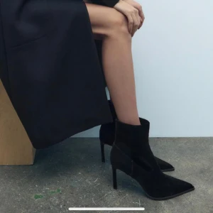 Svarta sammet boots - Såsåså snygga sammetsboots från Zara😍😍slutsålda på hemsidan och bara användas en gång!!