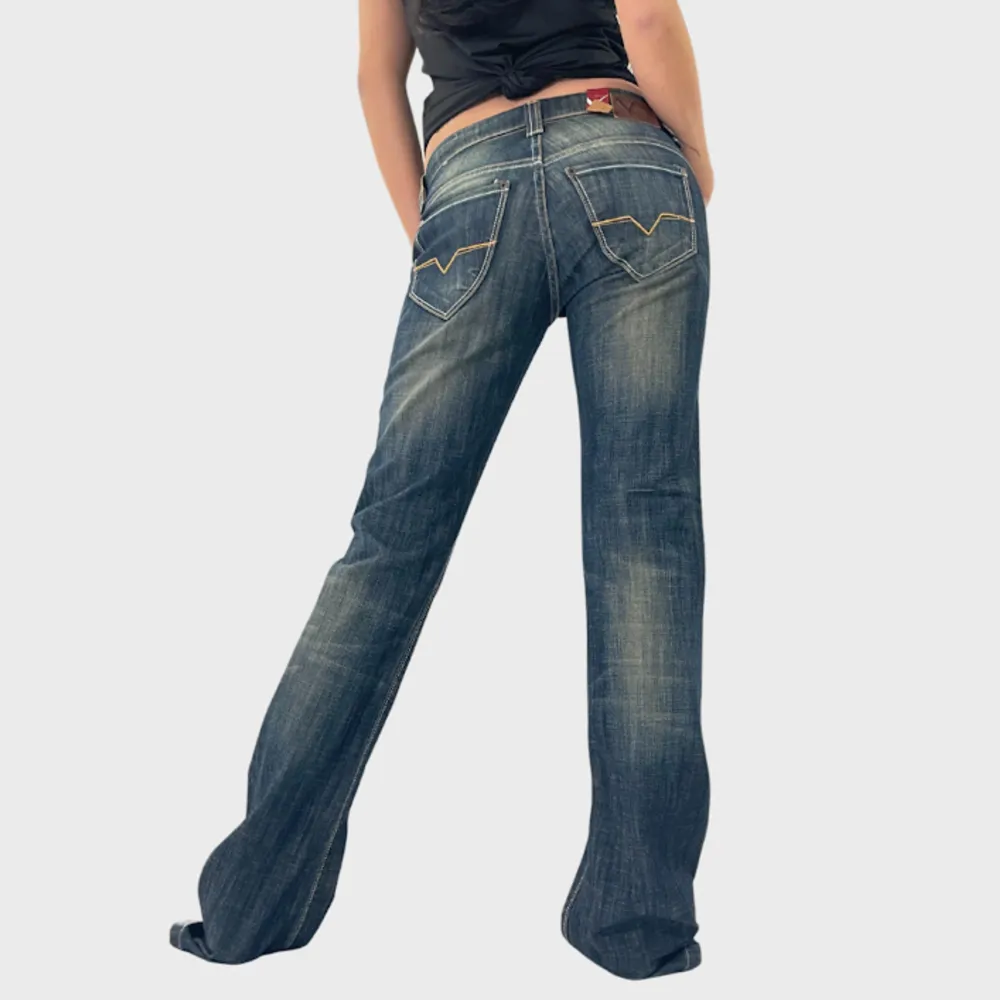 35. Lågmidjade jeans med retro wash (Ventana)  Midja: 38 cm Innerbenslängd:85 cm  Modellen är 172 cm lång och bär vanligtvis 34/36. Jeans & Byxor.