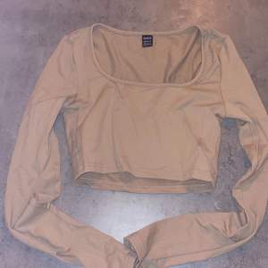 Dark beige croptop from shein, long sleeved, stretchy material. Size XS/34. Used once.