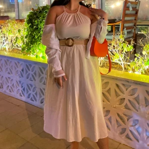 Sommarklänning - Mango - Gott skick. Använt fåtal gånger. Bälte medföljer! 