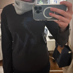 Zadig & Voltaire Tröja - Säljer min långärmde zadig & Voltaire i ungefär t-shirt material med ZV i stenar.❣️Sparsamt använd så nästan som ny! Sitter som en Xs/S och Köpt för 629kr, Kom privat för fler frågor!🩷
